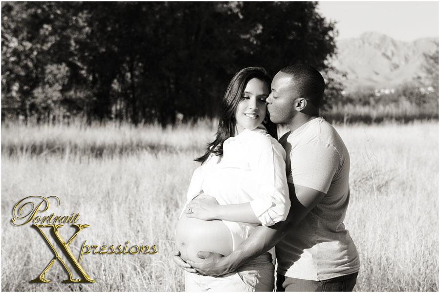 Outdoor pregnancy photography session
