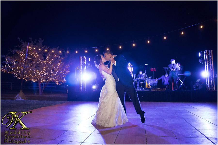 El Paso wedding photography of bride and groom first dance to live music